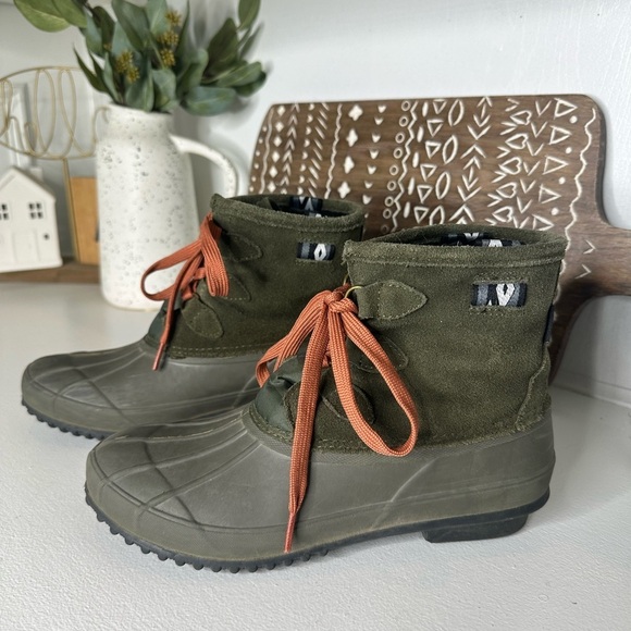 Khombu Shoes - Khombu Olive Green Outdoor Crest Duck Boots with Orange Laces Women's - Size 9